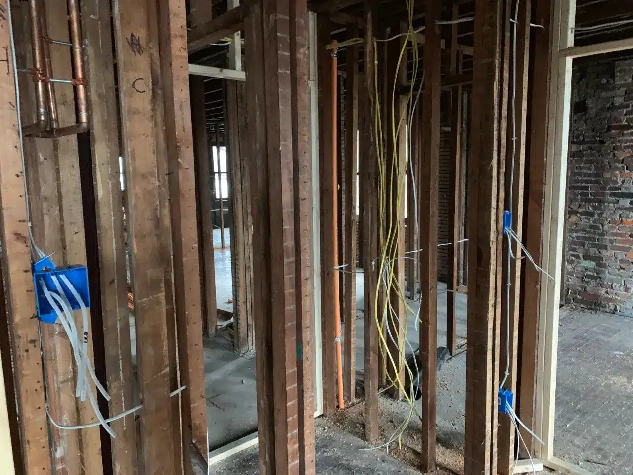 apartment management companies hiring general contractors to build an fix a place